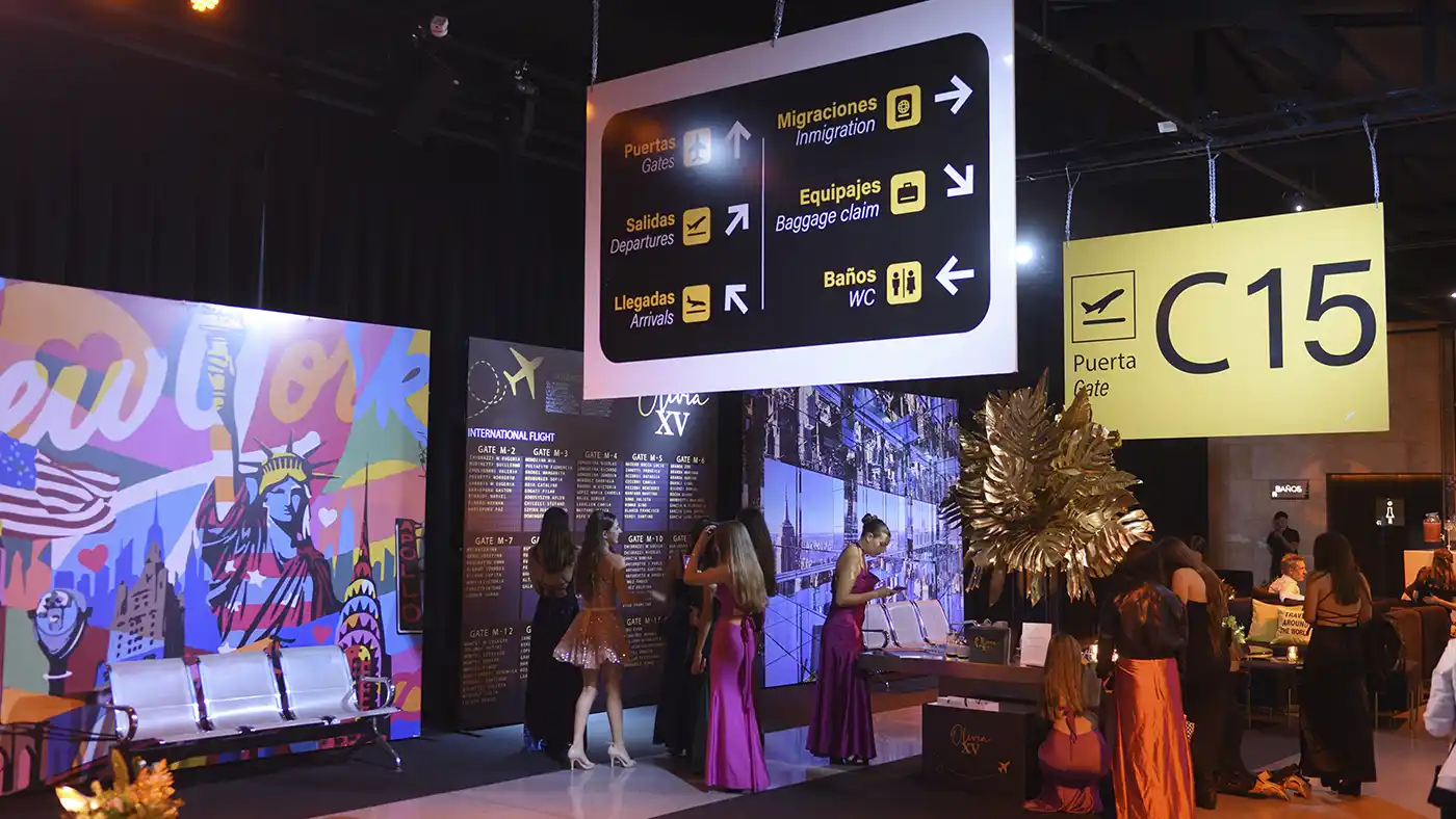 Quinceañera disfrutando de la pista de baile