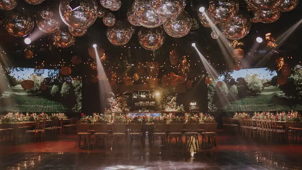 Decoración de lujo, flores e iluminación para bodas